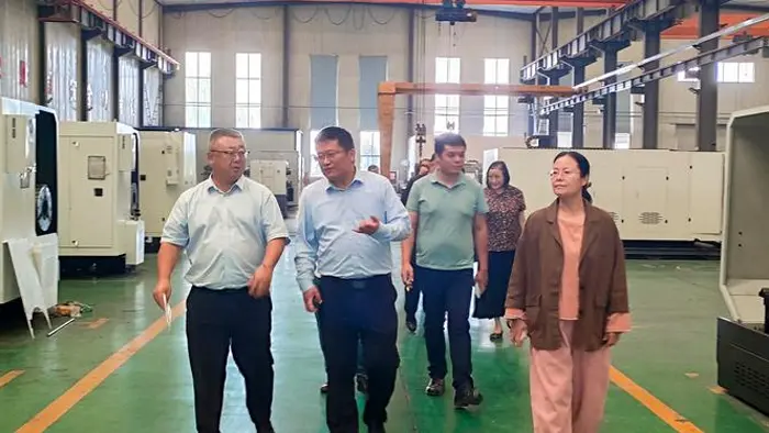 Zahraniční klienti navštěvují továrnu těžkého průmyslu Qiansheng za účelem kontroly na místě